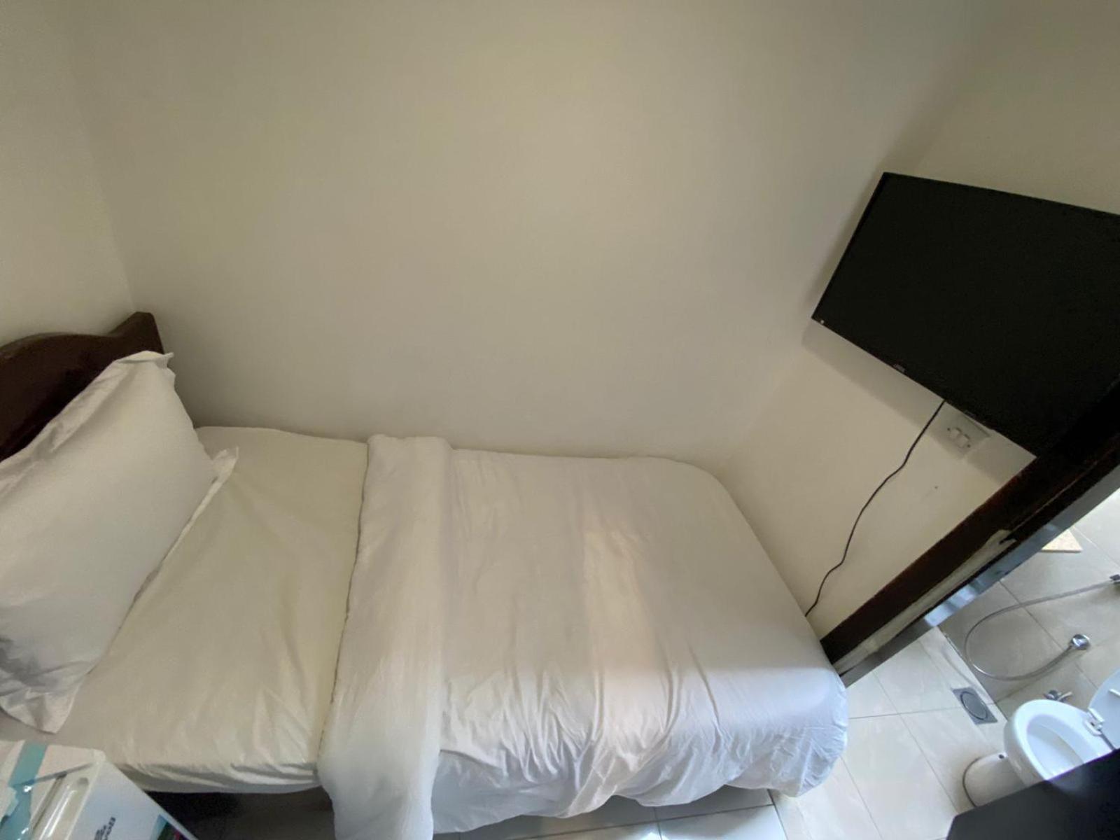 Budget Rooms With Private Bathroom For 'Girls' Only In Dubai, Marina Esterno foto