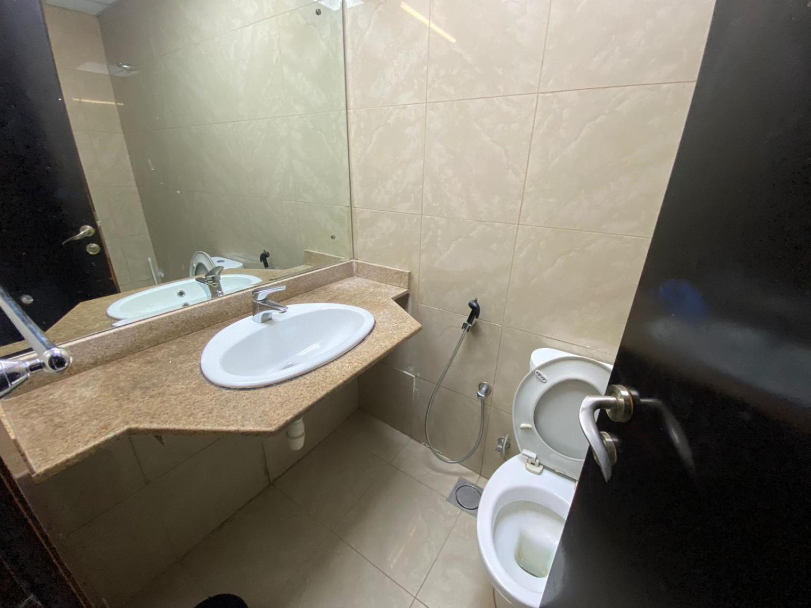 Budget Rooms With Private Bathroom For 'Girls' Only In Dubai, Marina Esterno foto