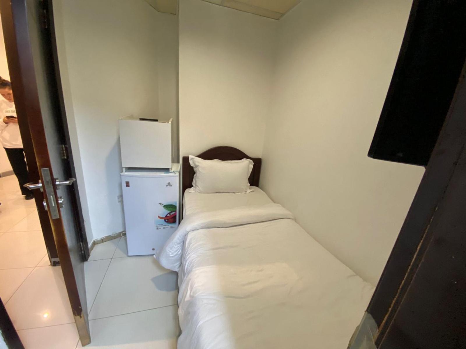 Budget Rooms With Private Bathroom For 'Girls' Only In Dubai, Marina Esterno foto
