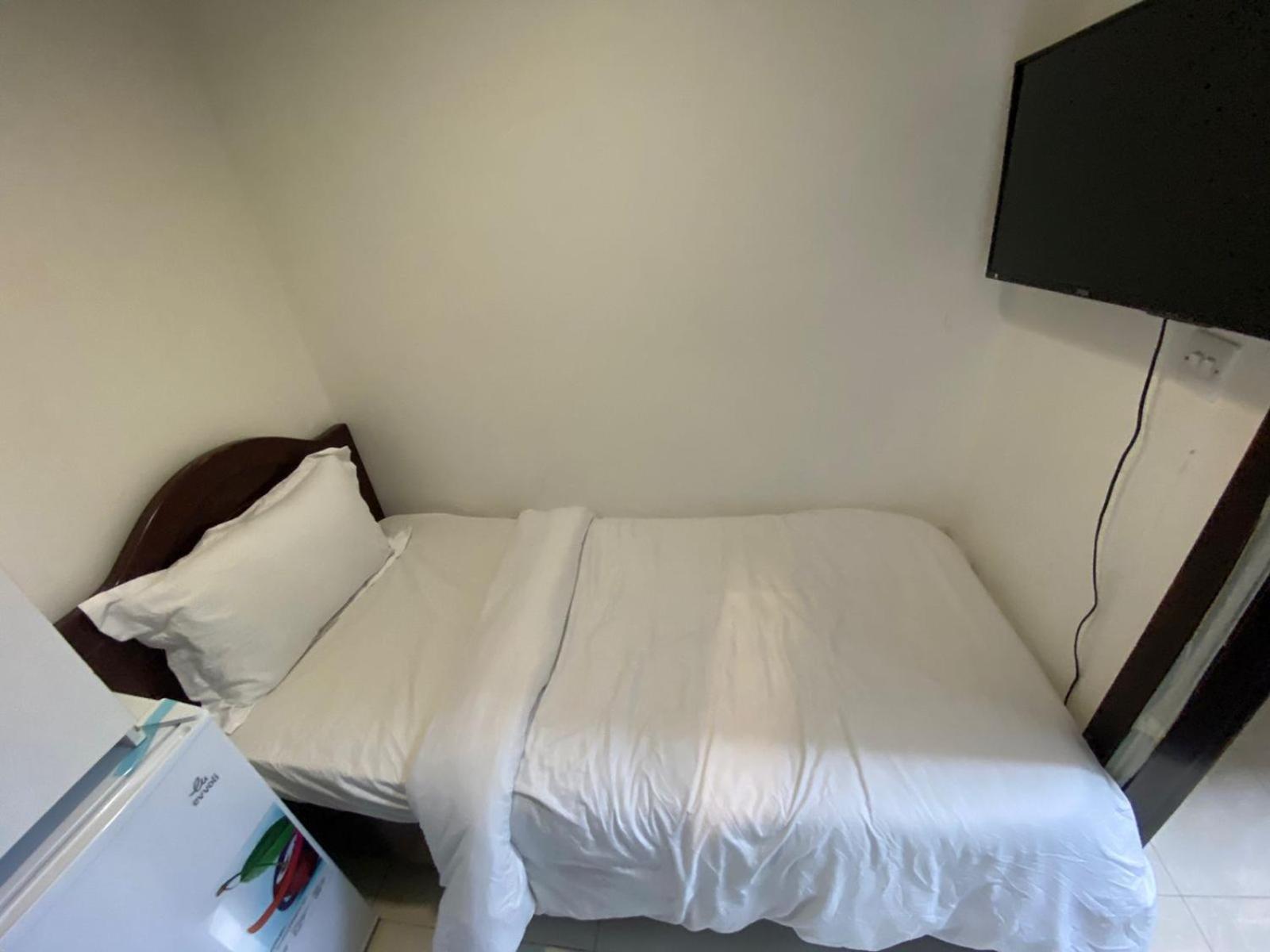 Budget Rooms With Private Bathroom For 'Girls' Only In Dubai, Marina Esterno foto