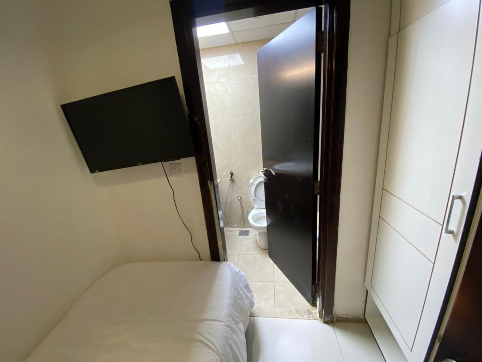 Budget Rooms With Private Bathroom For 'Girls' Only In Dubai, Marina Esterno foto