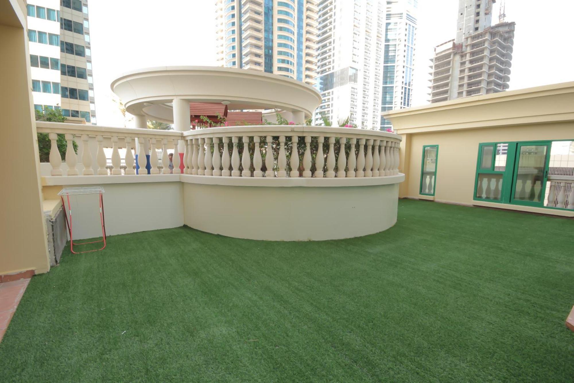 Budget Rooms With Private Bathroom For 'Girls' Only In Dubai, Marina Esterno foto