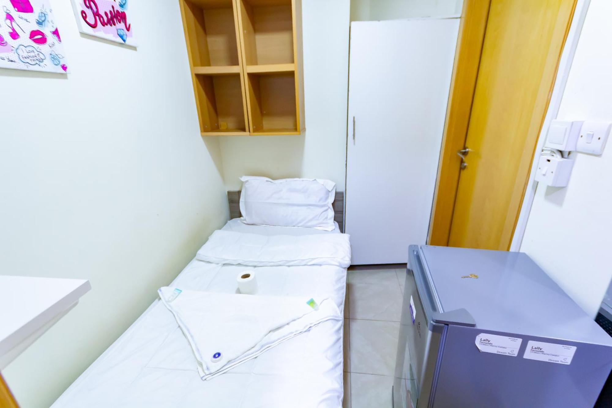 Budget Rooms With Private Bathroom For 'Girls' Only In Dubai, Marina Esterno foto