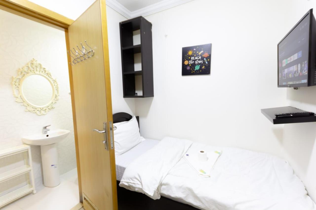 Budget Rooms With Private Bathroom For 'Girls' Only In Dubai, Marina Esterno foto