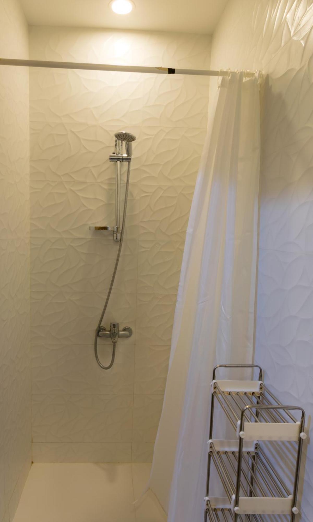Budget Rooms With Private Bathroom For 'Girls' Only In Dubai, Marina Esterno foto