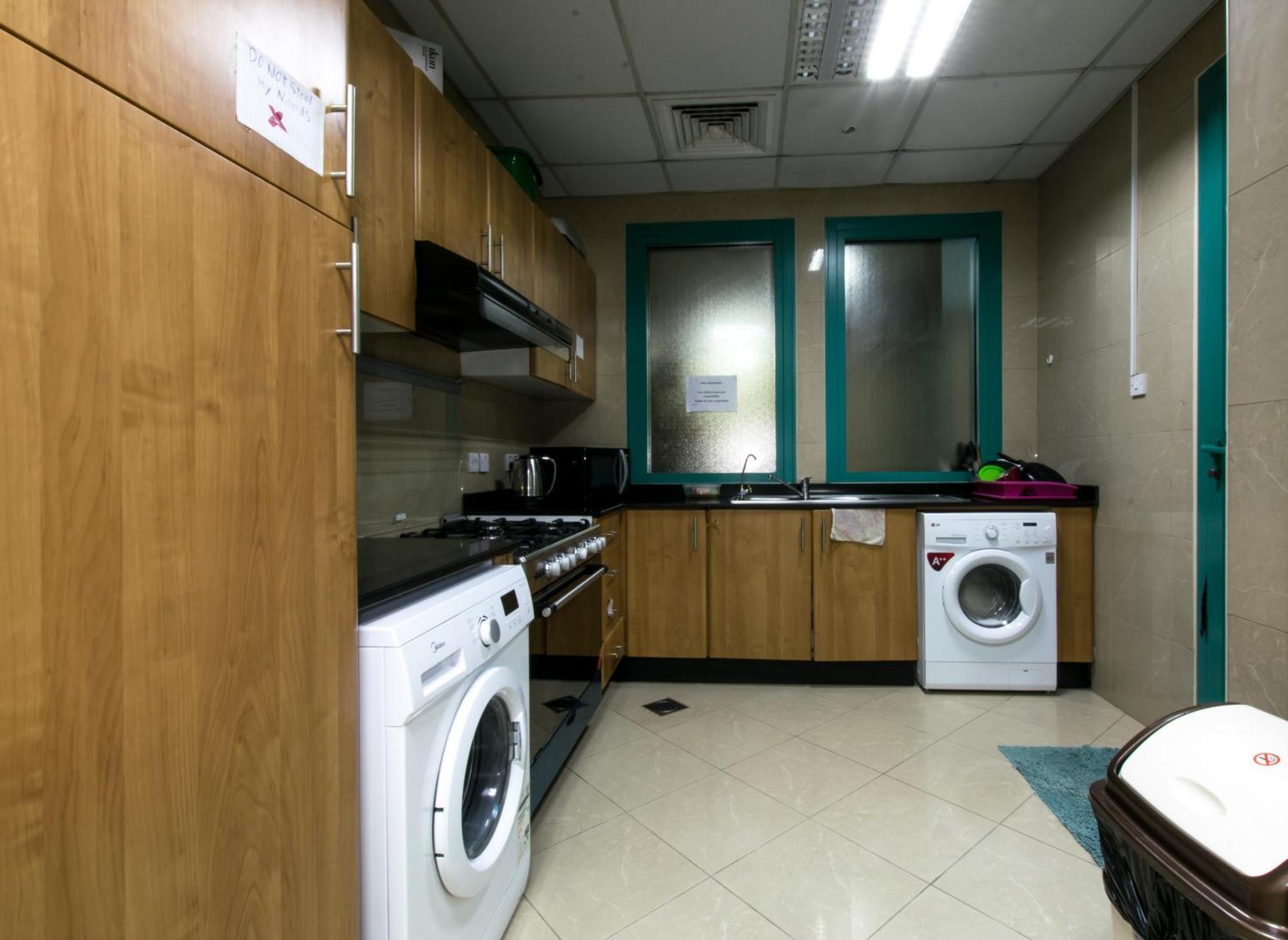 Budget Rooms With Private Bathroom For 'Girls' Only In Dubai, Marina Esterno foto