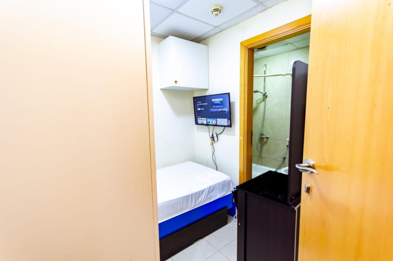 Budget Rooms With Private Bathroom For 'Girls' Only In Dubai, Marina Esterno foto