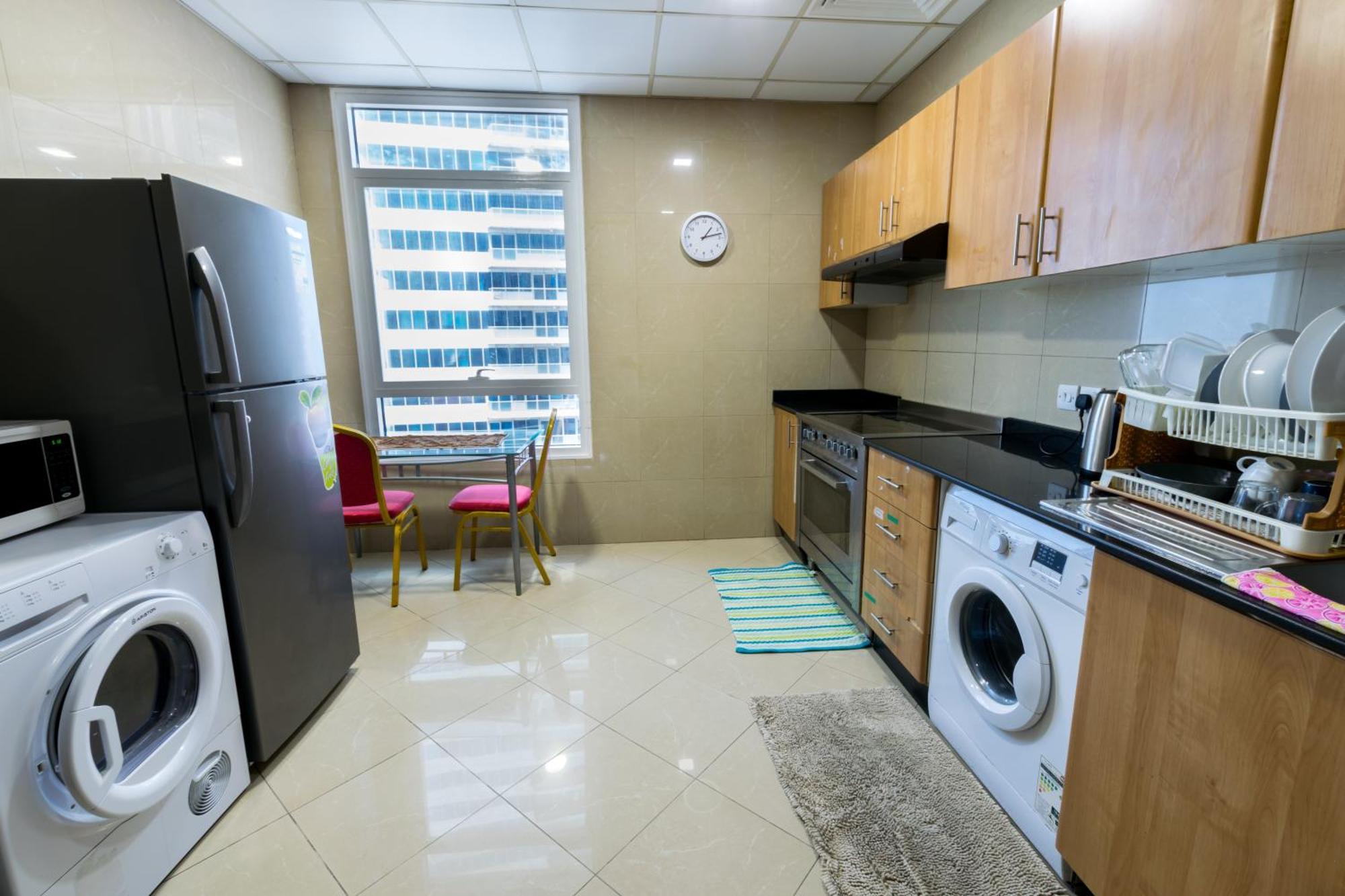 Budget Rooms With Private Bathroom For 'Girls' Only In Dubai, Marina Esterno foto