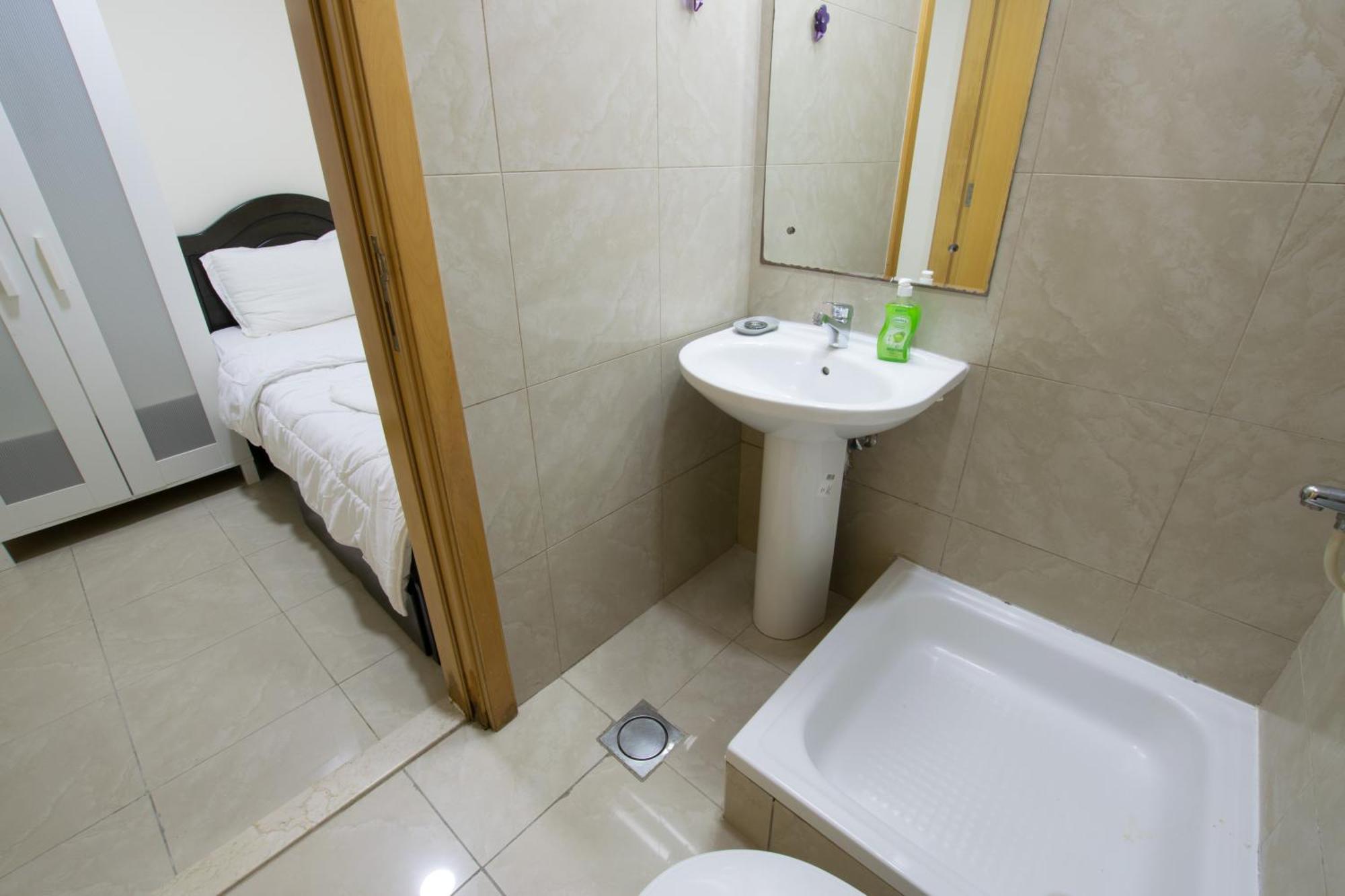 Budget Rooms With Private Bathroom For 'Girls' Only In Dubai, Marina Esterno foto