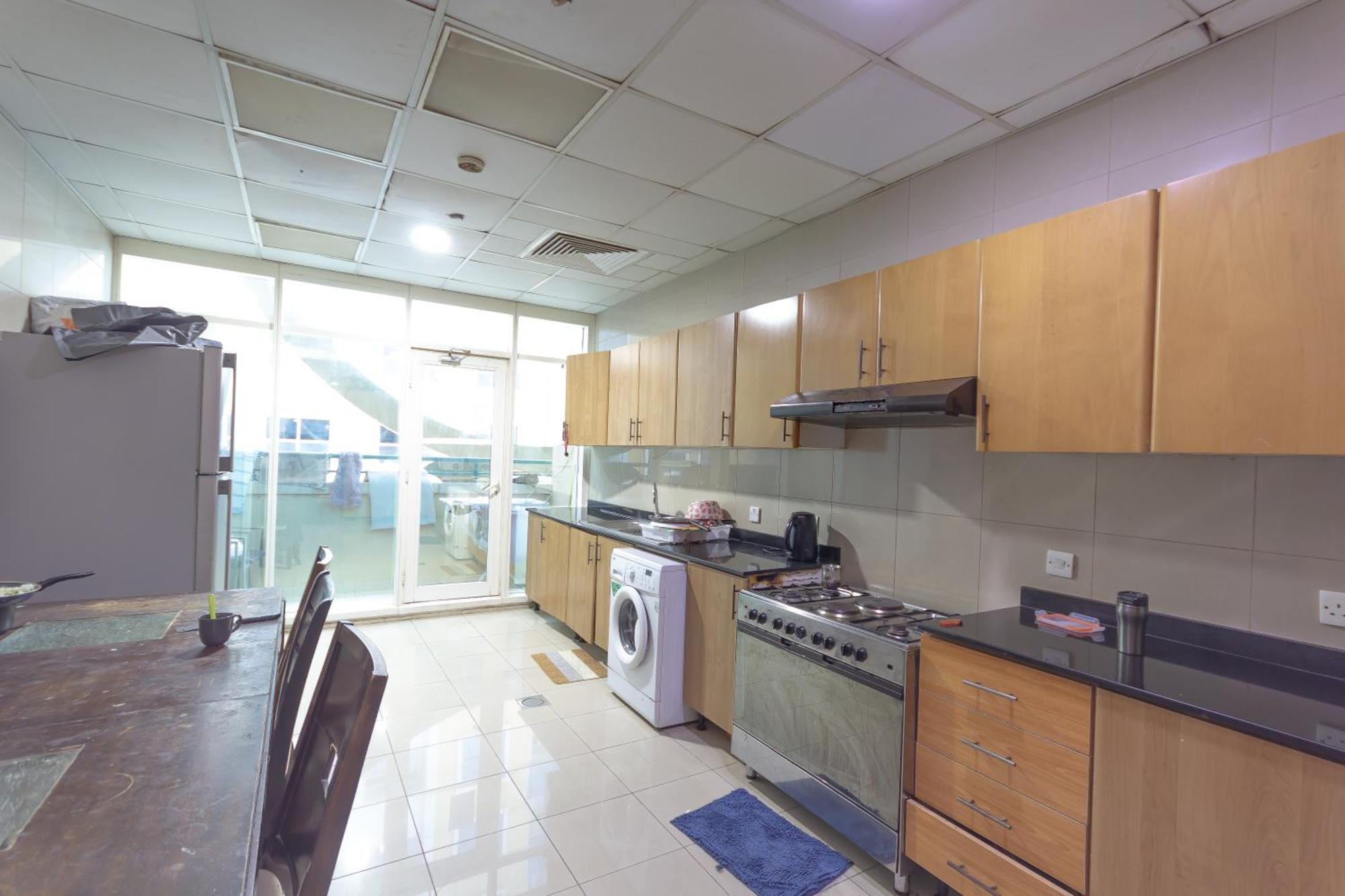 Budget Rooms With Private Bathroom For 'Girls' Only In Dubai, Marina Esterno foto
