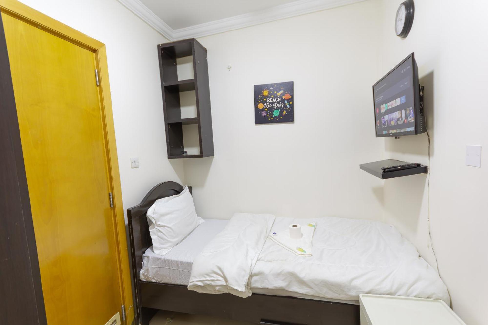Budget Rooms With Private Bathroom For 'Girls' Only In Dubai, Marina Esterno foto