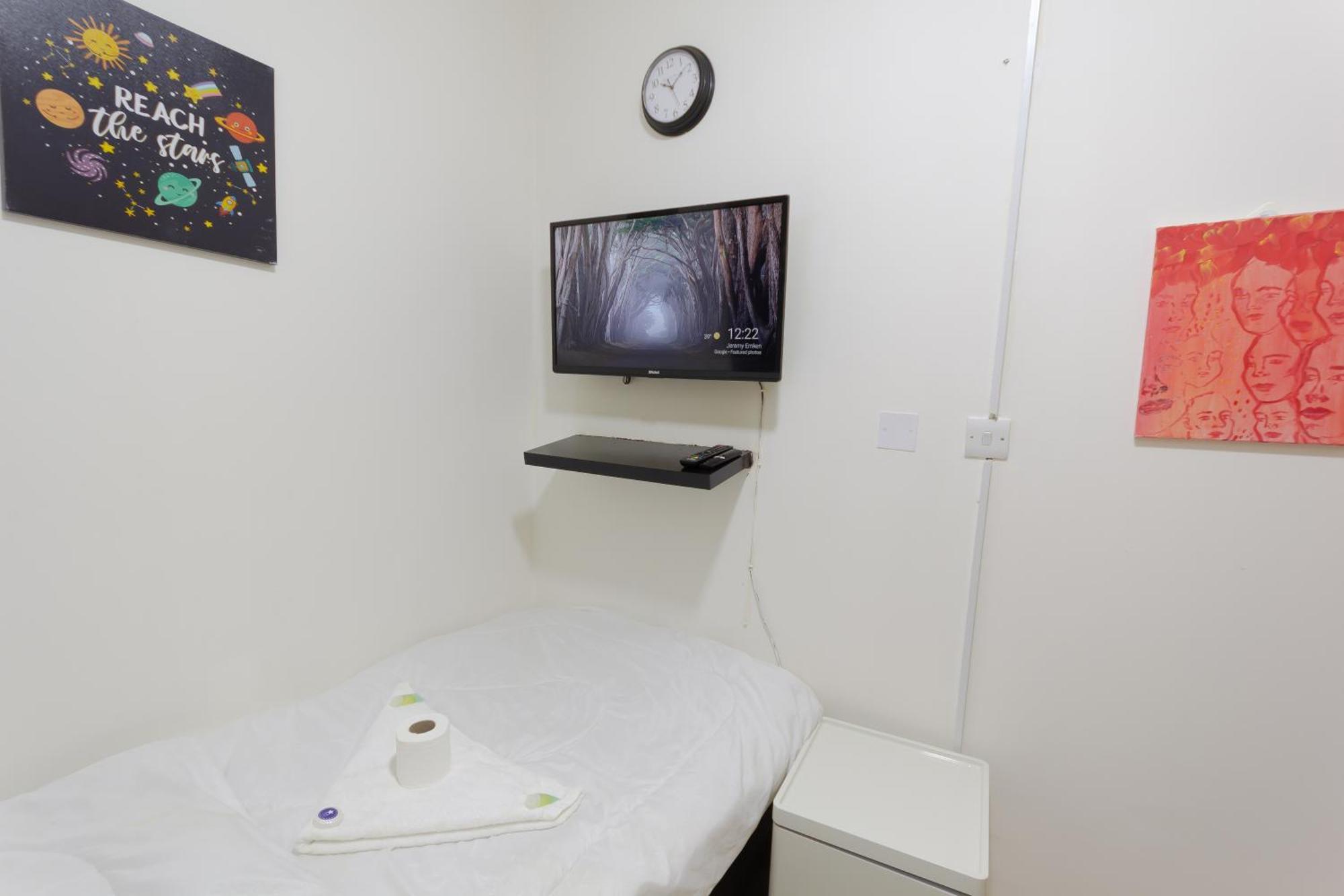 Budget Rooms With Private Bathroom For 'Girls' Only In Dubai, Marina Esterno foto
