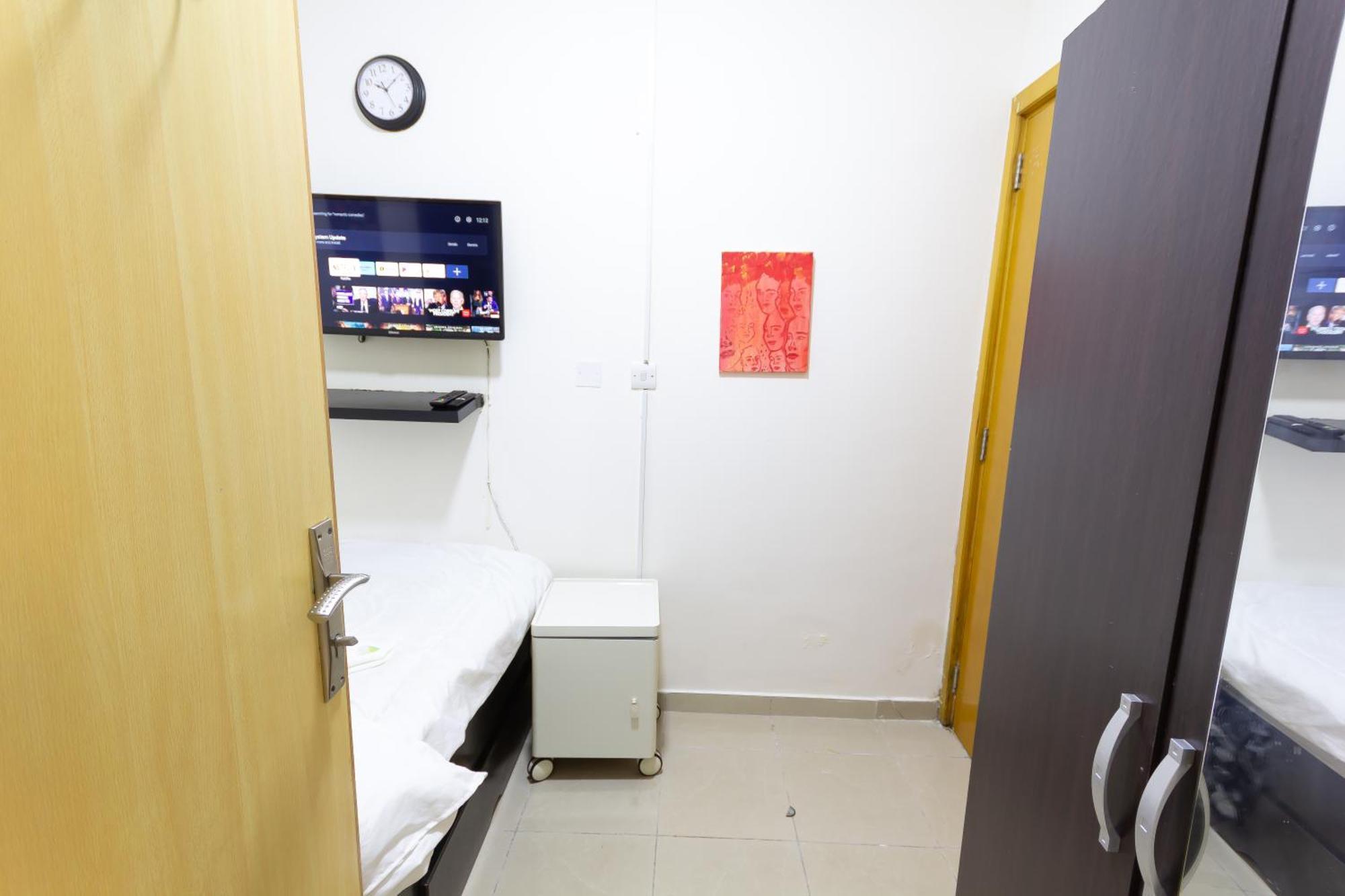 Budget Rooms With Private Bathroom For 'Girls' Only In Dubai, Marina Esterno foto