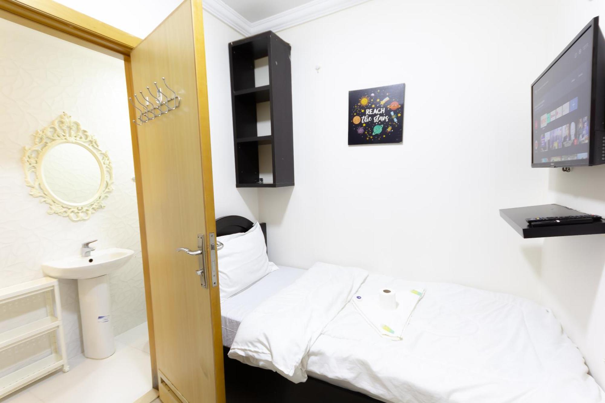 Budget Rooms With Private Bathroom For 'Girls' Only In Dubai, Marina Esterno foto